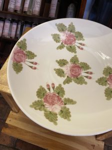 tányér virágmintákkal